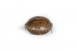 1169.  Coquera o mate-cofre.Calabaza con trabajo de burilada, desbastada y engastada en plata, con asas repujadas con cabezas de querubín.Ayacucho, Perú, S. XVIII - XIX..