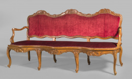 823.  Canapé de madera de nogal de estilo Luis XV, con tapicería roja.S. XX.