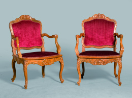 824.  Pareja de butacas de brazos de madera de nogal, “a la reina” de estilo Luis XV, con tapicería roja.S.XX.