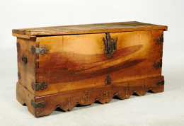 1185.  Arca de tapa plana en madera de nogal y roble. Trabajo español, S. XVII..