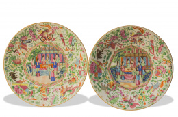 1106.  Pareja de platos de porcelana esmaltada con esmaltes de la familia rosa.Cantón, S. XVIII.