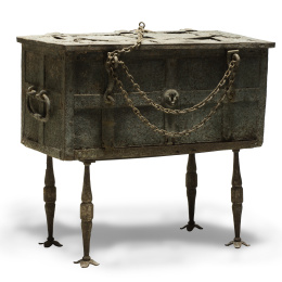 1015.  Caja fuerte de castillo recubierta con placas de hierro con tachuelas cuadradas.S. XVII.