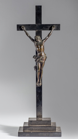 1111.  Cristo en bronce patinado.Trabajo hispano-flamenco, S. XVIII..