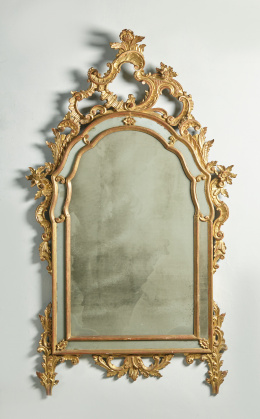 1178.  Espejo con marco siguiendo modelos del S. XVIII en madera tallada, estucada y dorada.Pp. S. XX..