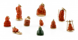 184.  Lote de 9 colgantes de coral y una de jade con figuras orientales de Buda y personajes populares.