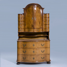 470.  “Schreibschrank” en nogal con marquetería geométrica y floral.Sur de Alemania, h. 1760-70.