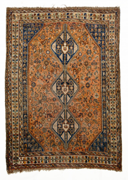 516.  Alfombra persa Shiraz en lana anudada a mano. Último tercio del S. XIX.Pieza de colección..