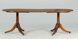 1251.  Mesa de comedor estilo regencia en madera de caoba y marquetería de limoncillo.Trabajo inglés, S. XX.