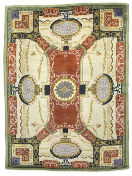 452.  Alfombra en lana de nudo español, de estilo Carlos IV, en ocre, verde y color caldera.