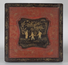 927.  Caja para mantón de Manila en madera lacada y dorada.Trabajo cantonés, S. XIX.
