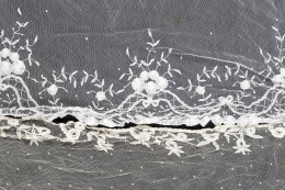 575.  Dos mantillas blancas en tul bordadas con flores..