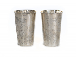 1326.  Pareja de vasos en plata para la exportación a Europa.China, dinastía Qing, ff. S. XIX - pp. S. XX