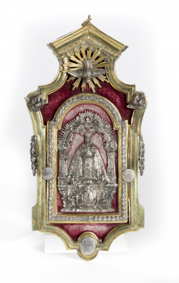 1120.  Portapaz arquitectónico Carlos IV de plata en su color y plata dorada.España, ffs. del S. XVIII.