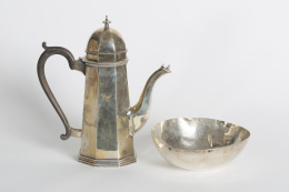 1123.  Chocolatera de plata en su color de forma octogonal. Con marcas.Larrañaga, San Sebastián, 1786..