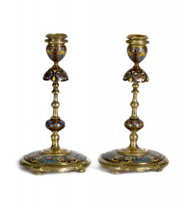 1310.  Ferdinan Barbedienne (1810 - 1892).Par de candeleros Napoleón III de bronce dorado, con esmalte champlevé.Francia, segunda mitad del S. XIX..