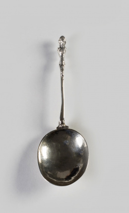 602.  Cuchara de plata, rematada por una cabeza femenina.Quizás trabajo centroeuropeo, fechada en 1682.