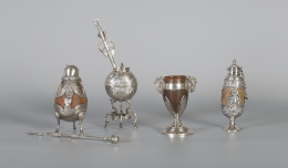 661.  Mate de plata de decoración repujada, con dos asas de tornapunta y dos pajaritos.Trabajo americano, h. 1800.
