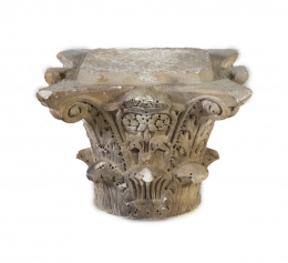 1365.  Capitel corintio tallado en mármol.Trabajo italiano, S. XVI..