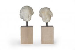 1364.  Pareja de cabezas de niños de mármol tallado.Trabajo italiano, S. XVI..