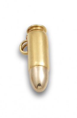 147.  Colgante perfumero años 40 en forma de bala, en oro bicolor de 18K; con adorno de zafiro en la tapa.