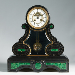 439.  Reloj regulador en mármol negro y malaquita.Francia, S. XIX