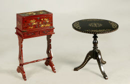 1199.  Costurero de madera lacada de granate, con flores en dorado.Japón, periodo Meiji, (1868-1912).