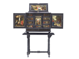 918.  Escritorio en madera de pino, ébano y palosanto con cobres pintados al óleo y pintura bajo cristal, con monturas de bronce.Amberes, h. 1660.