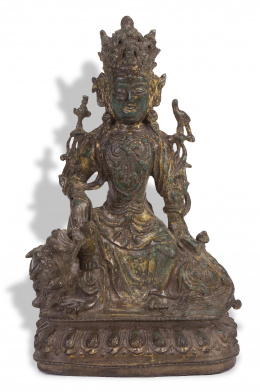 1158.  Guanyin sentada sobre león en bronce policromado y dorado.China, S. XVII.