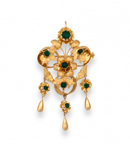 28.  Broche colgante de estilo floral en oro de 18K con símil esmeraldas