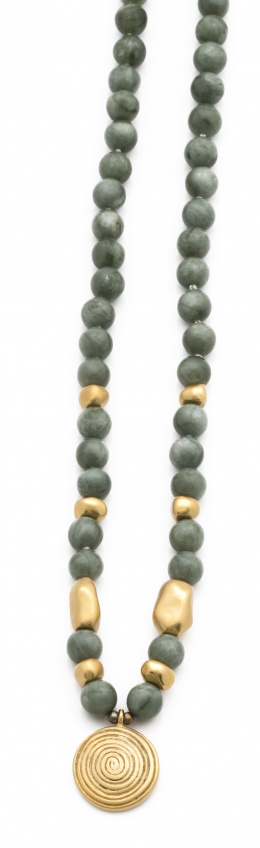135.  Collar de jade verde con entrepiezas y centro de plata chapada en oro.