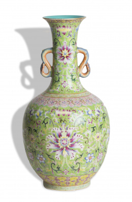 1150.  Jarrón en porcelana esmaltada “familia rosa”.China, ffs. del S. XIX - pp. del S. XX.