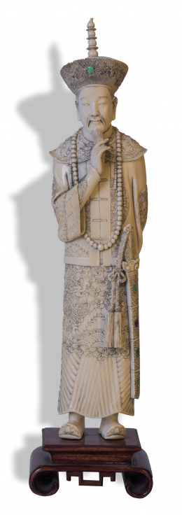 1155.  “Emperador”Figura de marfil tallado.Trabajo chino, ffs. del S. XIX - S. XX.