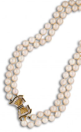 136.  Collar de dos hilos de perlas de 9mm de diámetro con cierre de lazo en oro de 18K con brillantes y zafiros.