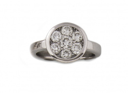 118.  Anillo con rosetón central formado por 7 brillantes engastados en carril que suman 1,50 ct .