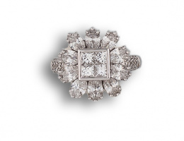 883.  Anillo de diamantes con diseño a modo de flor , cuyo centro es un cuadrado formado por cuatro diamantes talla carré ,rodeado por 10 diamantes talla navette.