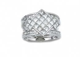 144.  Sortija con rombo central de diamantes talla carré entre dos rombos de menor tamaño .En oro blanco de 18K