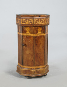 1204.  Mesa auxiliar octogonal eduardina en madera de caoba y palma de caoba con marquetería de limoncillo.Trabajo inglés, ff. s. XIX - pp. s. XX.