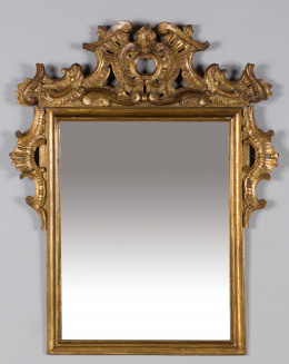1128.  Espejo estilo Carlos III de madera tallada y dorada.Trabajo español, S. XVIII.