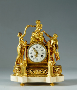 459.  Benri BoisinReloj Luis XVI de sobremesa de bronce dorado y mármol, con una alegoría del Amor .Francia, ff. del S. XVIII.