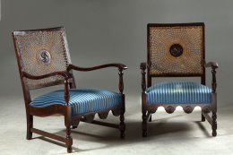 566.  Par de butacas de estilo ingles con respaldo de rejilla y roseta tallada, pp. del siglo XX