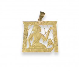 590.  Colgante egipcio con figura enmarcada en oro mate 18K.