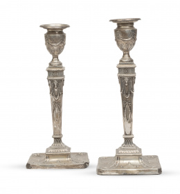 1286.  Pareja de candeleros eduardinos de plata punzonada de estilo Adam. Con marcas.Birmingham, Inglaterra, 1905.