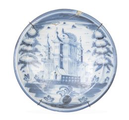 1120.  Plato de cerámica esmaltada en azul cobalto, con arquitectura enmarcada por árboles de pisos.Talavera, h. 1750 - 1775.