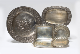 1084.  Plato decorativo de plata con decoración repujada.Trabajo español, ffs. del S. XIX..