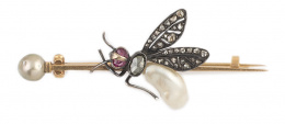 44.  Broche de pp. S.XX con abeja de perla barroca con alas de diamantes y ojos de rubíes,sobre barra de oro rematada en perla fina