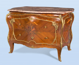 858.  Importante cómoda de centro estilo Luis XV montada en bronce dorado, con incrustación de madera de frutal y marquetería de madera satinada.Trabajo francés, S. XIX..