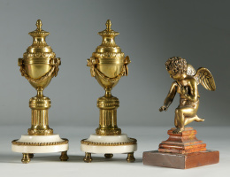 496.  Pareja de “cassolettes” de estilo Luis XVI de bronce dorado y mármol blanco.Francia, S. XIX.