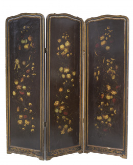 736.  Biombo de tres hojas de madera pintada con flores y dorada, S. XIX..
