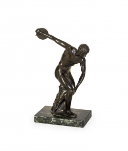 1146.  Discóbolo, escultura en bronce pavonado sobre base de mármol verde veteado.Trabajo alemán, ff. S. XIX - pp. S. XX.