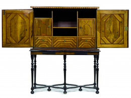1080.  Cabinet on stand William and Mary Inglaterra, finales S. XVII.